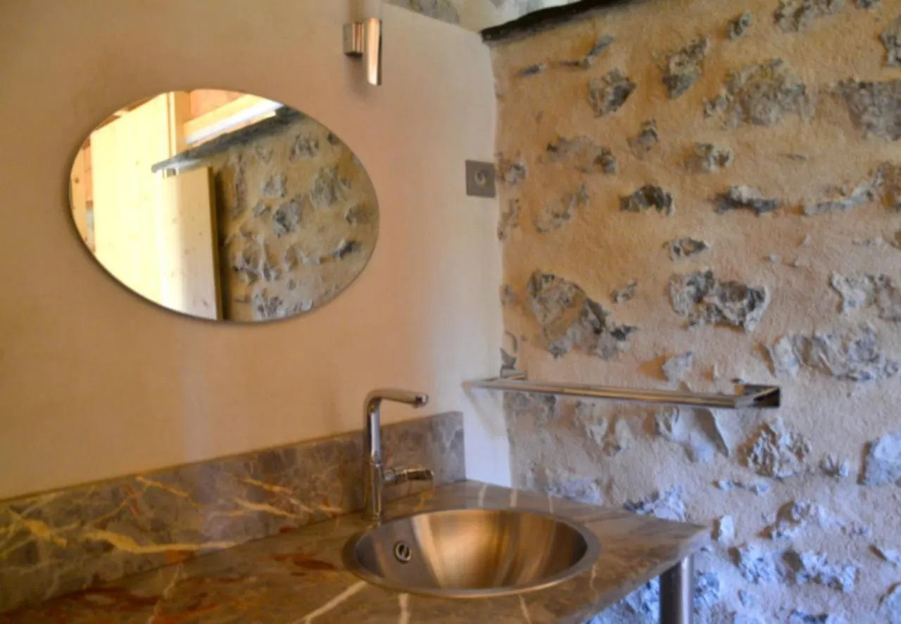 Maison Accueillante A Gembrie Avec Piscine Partagee